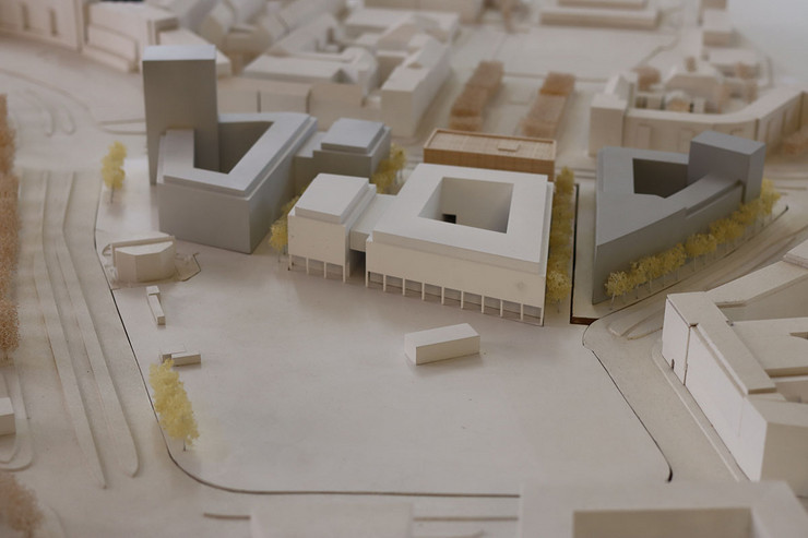 Die zukünftige Bebauung des Wilhelm-Leuschner-Platzes also 3-D Modell aus kleinen Pappgebäuden.