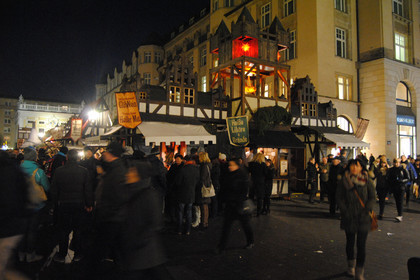 Historischer Weihnachtsmarkt "Alt Leipzig" mit abendlichen Besuchern
