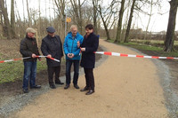Bürgermeister Heiko Rosenthal und Rolf Koch eröffnen den neuen Abschnitt des Parthe Radwegs.