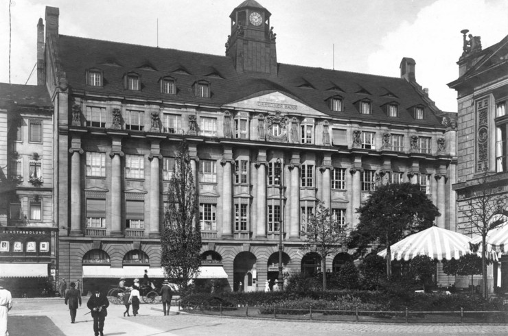 Großes, repräsentatives Gebäude mit dem Schriftzug Dresdner Bank im Giebel
