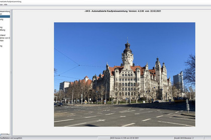 Screenshot eines Computerbildschirms, darauf links eine Liste mit Ordnern und rechts groß ein Foto vom Neuen Rathaus