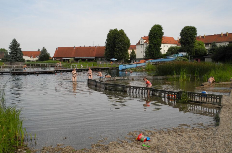 Wasserfläche im Ökobad Lindenthal mit Badegästen