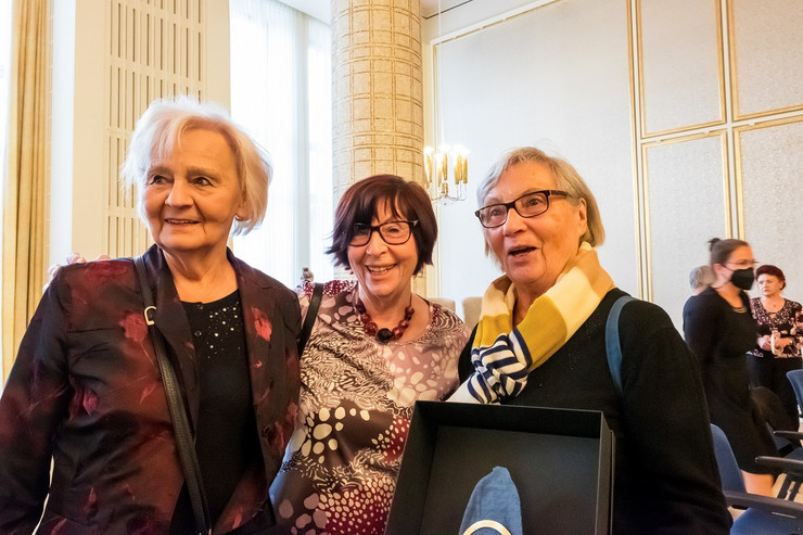 Drei Frauen der Initiativgruppe der in der DDR geschiedenen Frauen halten den Preis in die Kamera und freuen sich