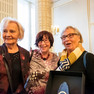 Drei Frauen der Initiativgruppe der in der DDR geschiedenen Frauen halten den Preis in die Kamera und freuen sich