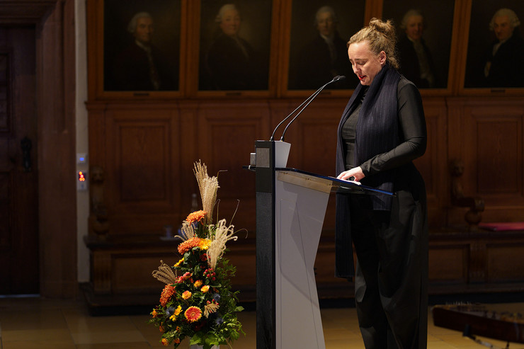 Prof. Heide Glaesmer hinter dem Rednerpult beim Louise-Otto-Peters-Preis 2023