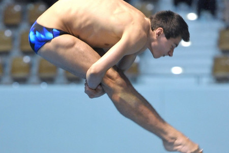 zu sehen ist Wasserspringer Stephan Feck beim Salto gestreckt vom 3-Meter-Brett