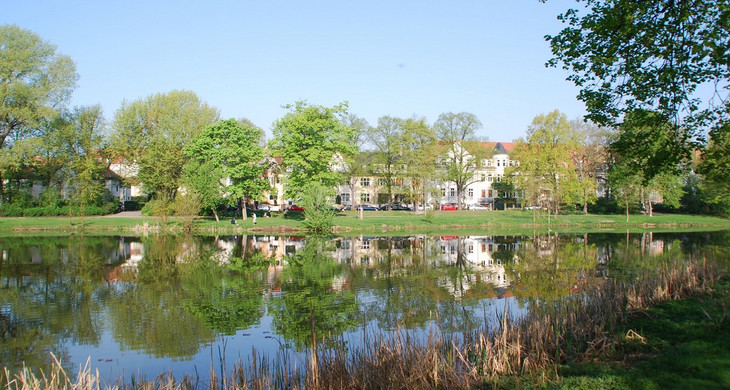 Arthur-Bretschneider-Park in Eutritzsch mit einem großen Teich