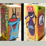 Abfallbehälter mit Graffiti-Motiv, farbenfrohe, freundlich aussehende Figuren