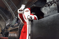 Weihnachtsmann winkt von einer Dampflock