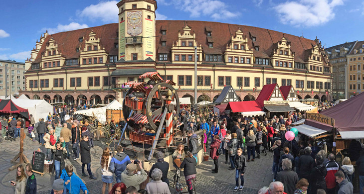 Viele Marktstände und historisches Holzriesenrad zum Ostermarkt auf dem Markt vor dem Alten Rathaus