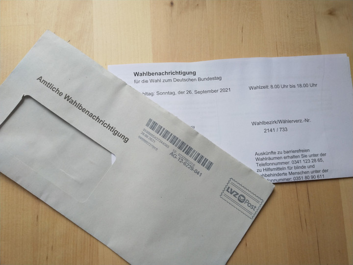 Ein offener Briefumschlag aus dem der Brief herausschaut. Auf dem Umschlag steht das Wort Wahlbenachrichtigung.