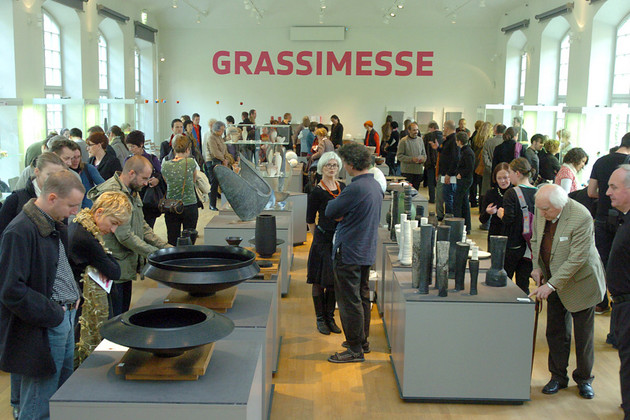 Viele Besucher schauen sich während der Grassimesse verschiedene Kunstgegenstände an.