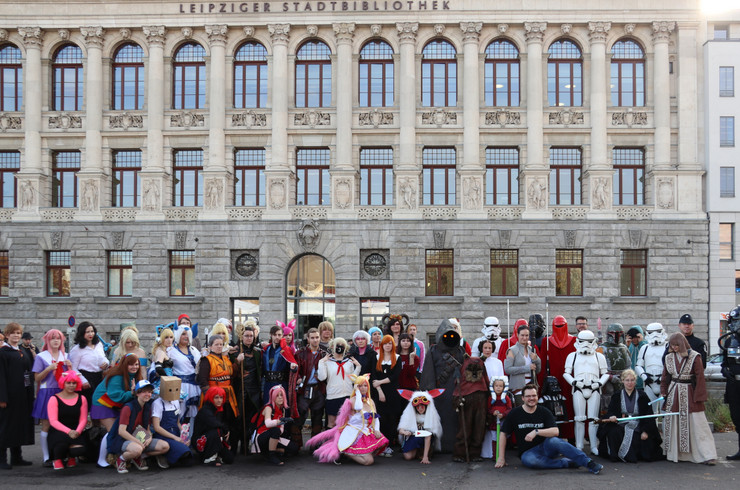 Cosplayer posieren für ein Gruppenbild vor der Leipziger Stadtbibliothek