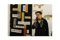 Monika Ratzka steht vor ihrem textilen Kunstwerk
