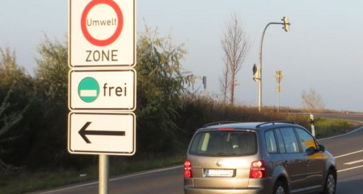 Verkehrsverbotsschild zur Umweltzone an der S43