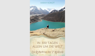 Cover des Buches In 300 Tagen allein um die Welt von Sarah Kokot. Ein großer See am Hand eines Gebirges und eine Person die davor steht.