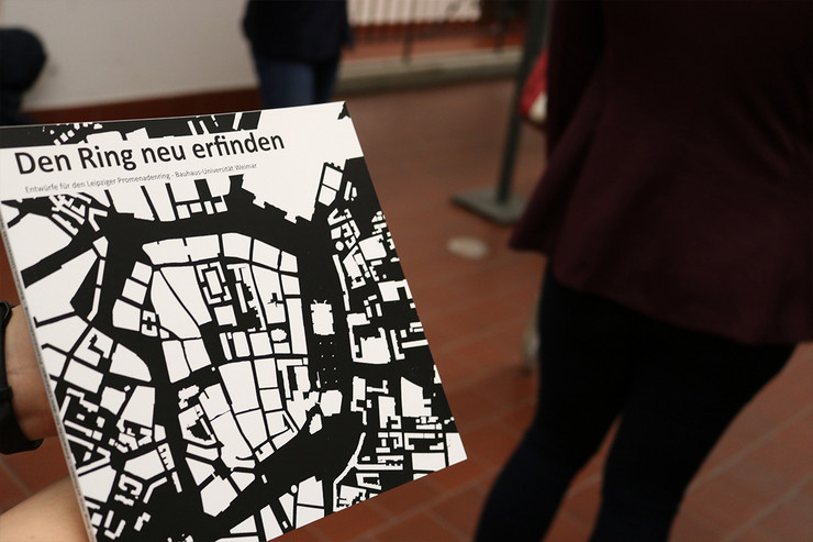 Broschüre mit einem schwarz-weißen Stadtplanausschnitt auf dem Titel und der Überschrift "den Ring neu erfinden"