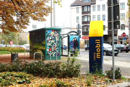 Stadtplatz in Schönefeld mit Mobilitätsstation mit der Aufschrift Leipzig mobil