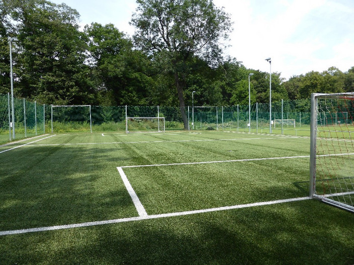 Kleines Fußballfeld mit Kunstrasen und Toren auf der Sportplatzanlage Cottaweg