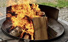 Feuerschale mit brennendem Lagerfeuer