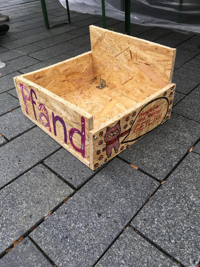 Eine Kiste aus Sperrholz mit der Aufschrift Pfand