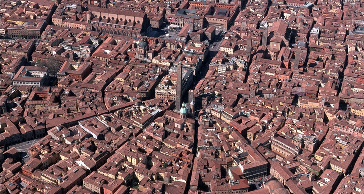 Luftaufnahme der historischen Altstadt, wobei fast ausschließlich rote Dächer zu sehen sind
