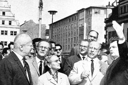 800-Jahr-Feier 1965 in Leipzig: Walter Ulbricht informiert sich über den Fortgang der Bauarbeiten in der Innenstadt.
