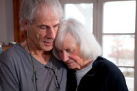 Malte Sieveking und seine an Alzheimer erkrankte Frau Margarete "Gretel" Sieveking. Sie lehnt sich an ihn an.