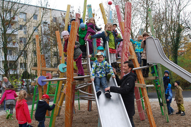Kinder auf Rutschen und Spielgeräten auf dem Spielplatz Gersterstraße mit Bürgermeister Rosenthal