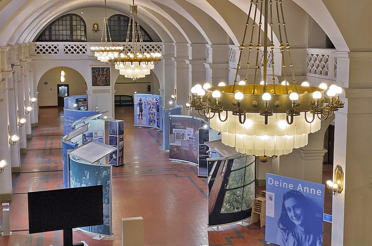 Die Untere Wandelhalle im Neuen Rathaus zu Leipzig mit Ausstellungstafeln der Exposition „Deine Anne. Ein Mädchen schreibt Geschichte“.