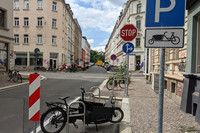 Ein Lastenfahrrad steht auf einem extra für Lastenräder ausgeschildertem Parkplatz in Leipzig-Altlindenau.