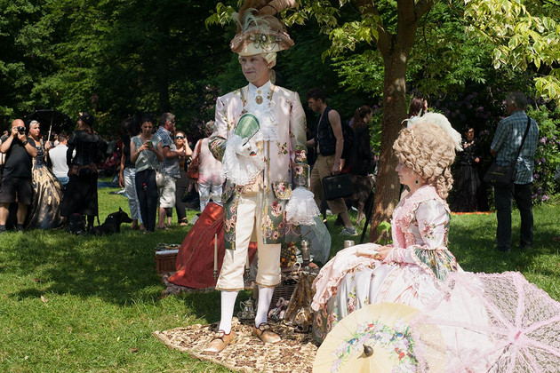 Ein Mann und eine Frau in barocken Kostümen beim Wave-Gotik-Treffen in einem Leipziger Park.