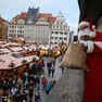 Leipziger Weihnachtsmarkt - Der Weihnachtsmann auf Balkon Altes Rathaus