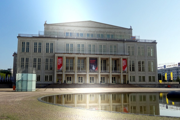 Blick von vorn auf das Opernhaus und den Augustusplatz