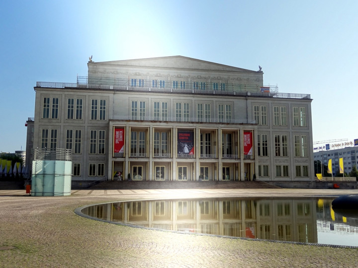 Blick von vorn auf das Opernhaus und den Augustusplatz