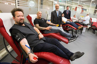 Menschen beim Blutspenden