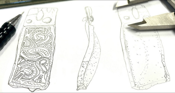 gezeichnete Schwertgurtbeschläge mit Stift und Messschieber