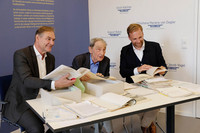 Friedrich Magirius mit vielen alten Unterlagen an einem Tisch. Neben ihm Oberbürgermeister Burkhard Jung und Dr. Michael Ruprecht