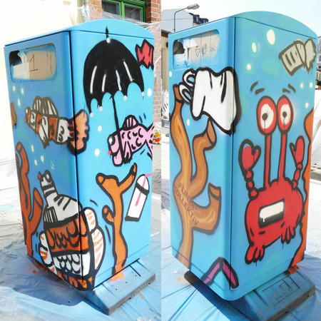 Abfallbehälter mit Graffiti-Motiv, Unterwassermotiv mit Krebs, Fischen und Algen