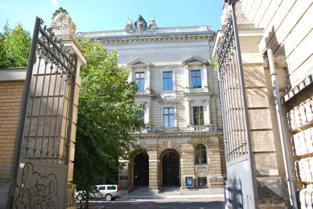 Blick von einem Innenhof auf den Eingang der Hochschule für Musik und Theater im Musikviertel Leipzig.