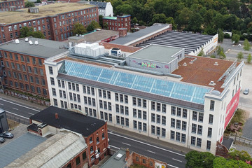 Mehrstöckiges Industriegebäude Halle 7 mit Blick auf die Dächer