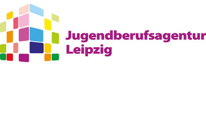 Ein bunter Würfel mit einzelnen verschiedenfarbigen, unterschiedlich großen Feldern und dem Schriftzug Jugendberufsagentur Leipzig.