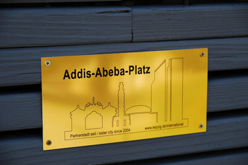 Addis-Abeba-Platz, Partnerstadt, Namensschild