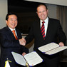 Händeschütteln der beiden Stadtvertreter Un-Tae Kang und Leipzigs Wirtschaftsbürgermeister Uwe Albrecht nach der Vertragsunterzeichnung