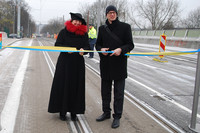 Bau-Bürgermeisterin Dorothee Dubrau und Michael Jana, amtierender Leiter des Verkehrs- und Tiefbauamtes, durchschneiden das Absperrband und geben die Brücke für den Verkehr frei.