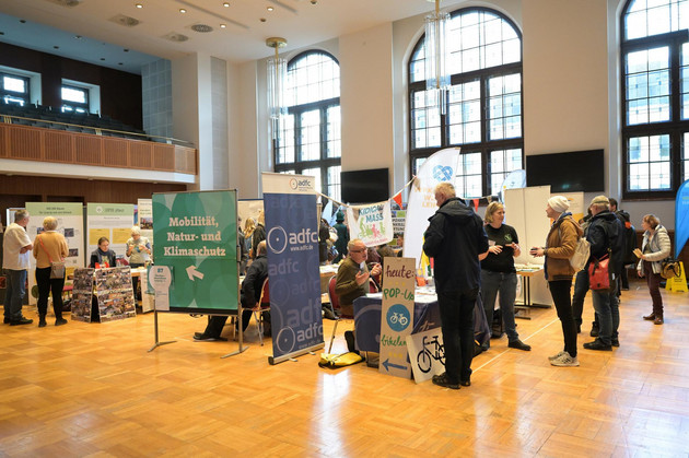 Stände im Rathaus zu Leipzig bei der Engagementmesse 2023 und Besuchende an den Infoständen