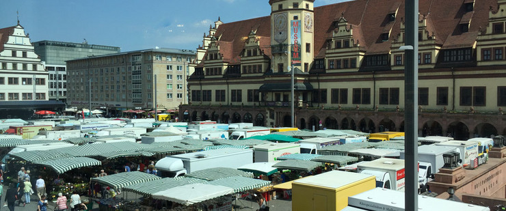 Viele überdachte Verkaufsstände während des Wochenmarktes auf dem Markt vor dem Alten Rathaus