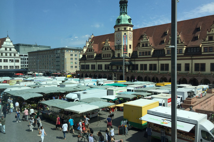 Viele überdachte Verkaufsstände während des Wochenmarktes auf dem Markt vor dem Alten Rathaus