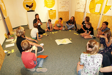 Jugendliche sitzen im Kreis, vor ihnen liegen gelbe Notizzettel.