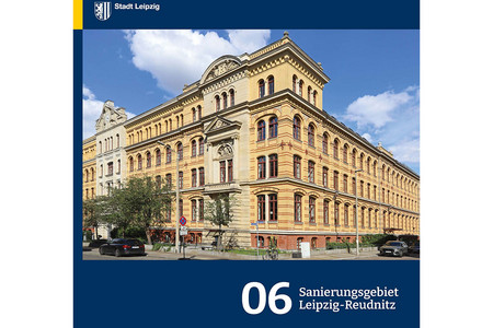 Ein prächtiges Eckgebaäude mit vielen Verzierungen und dem Schriftzug Sanierungsgebiet Leipzig-Reudnitz zeigt den Titel der Broschüre.